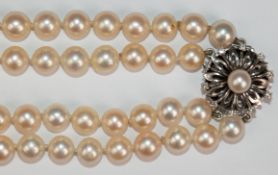 Perlen-Kette, 2-reihig, blütenförmige 585er WG-Schließe mit 10 kl. Brillanten und 1 Perle besetzt, 
