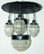 Deckenlampe, 4-flammig, Metall, dunkel gefaßt, runde Deckenplatte mit 4 anhängenden, zapfenförmigen