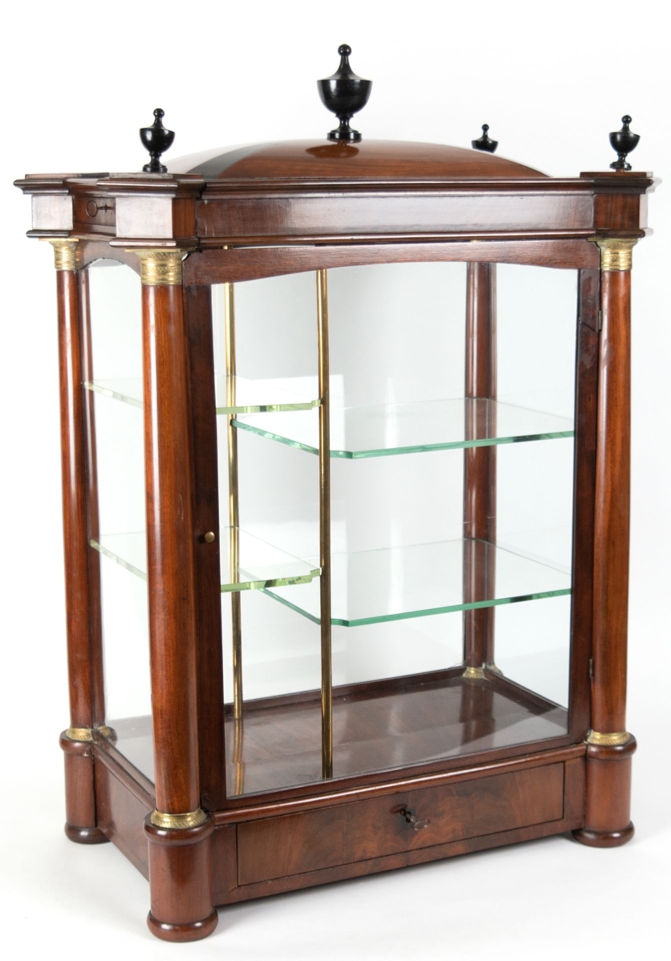 Biedermeier-Tischvitrine, um 1820, Mahagoni, teilweise schwarz ebonisiert, 4 Vollsäulen mit Messing