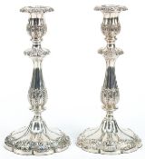 Paar Kerzenleuchter, London 1899, Silber, punziert, beschwert, Blattrelief, H. 25,5 cm