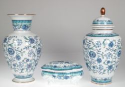 3 Teile Limoges-Porzellan, mit Blumendekor in Blau und Grün und Golddekor, umlaufende Mäanderbänder