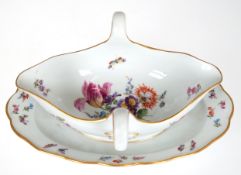 Meissen-Sauciere, Schwertermarke 1924-34, Buntes Blumenbukett mit Insekten und Goldrand, Nuer Aussc