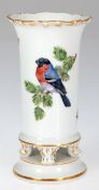 Meissen-Vase, beidseitig mit Vogel- und Insektenmalerei, Goldränder, auf 4 Volutenfüßchen auf feste