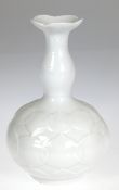 Meissen-Vase, Lotusblume, um 1960, Entwurf Ludwig Zepner, weiß glasiert, stark gebaucht, geschweift