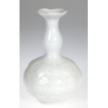 Meissen-Vase, Lotusblume, um 1960, Entwurf Ludwig Zepner, weiß glasiert, stark gebaucht, geschweift