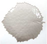 KPM-Blattschale, weiß, flach gemuldete Form mit Aderstruktur, 21x19 cm