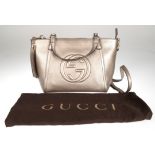 Gucci- Soho Two way Bag, verfügt über eine Lederaußenseite in Metallic-/Champagnerfarbe und silber