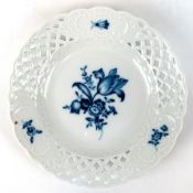 Meissen-Korbrandteller, Blaue Blume mit Insekt, Rand min. best., Dm. 15,5 cm