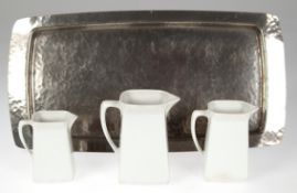 3 Jugendstil-Milchkännchen, Porzellan mit Golddekor, H. 7,5 cm - 10 cm und  Zinn-Tablett mit Hammer