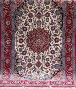 Isfahan, Persien, 800 000 Kn/qm, Korkwolle mit Seide auf Seide, rot/beige gemustert, 109x165 cm