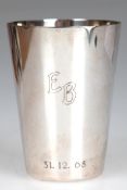 Trinkbecher, 835er Silber, Wilkens, glatte konische Wandung mit Gravur, datiert 31.12.68, 108 g, H.