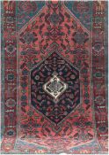Teppich, rotgrundig mit durchgehendem Muster und Zentralmedaillon, Fransen gekürzt,  205x110 cm