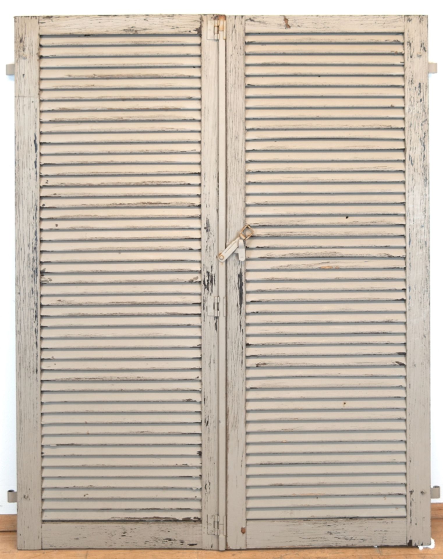 Paar Fensterläden, Frankreich 19. Jh., Holz gefaßt, mit Lamellen, Gebrauchspuren, ges. 149x114(62) 