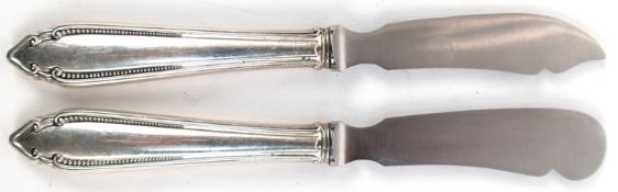 Butter- und Käsemesser, um 1920, 800erSilber, Griffe mit Perlrand und Ornamentdekor, L. 18,5 cm