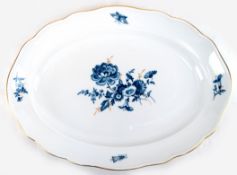 Meissen-Platte, oval, Aquatinta, Blaue Blume mit Goldgräsern und Insekten, mit Goldrand, Neuer Auss