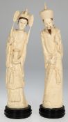 2 asiatische Figuren "Kaiserpaar", China 20. Jh.,  elfenbeinfarben, geschnitzt in Harz, z.T. farbig
