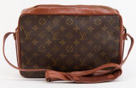 Louis-Vuitton-Tasche, mit Monogramm, braunes Leder, mit 3 innliegenden Seitentaschen, Schultertrage