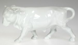 Porzellan-Figur "Stier", weiß, Lindner Handarbeit, H. 9 cm, L. 18 cm