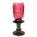Großes Pokalglas, grüner Fuß und Schaft mit reichem Golddekor (berieben), rosa Kuppa mit Facettens