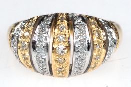 Brillant-Ring, 585er GG/WG, durchbrochen gearbeiteter, aufgewölbter Ringkopf ausgefaßt mit 45 Brill