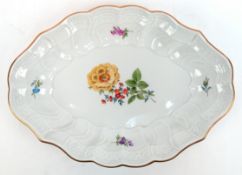 Meissen-Schale, oval, Bunte Blume 2 mit Goldrand,  Neubrandenstein, geschweift gerippte Wandung, Sc