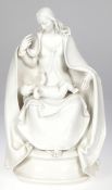 Meissen-Figurengruppe "Muttergottes mit dem auf ihrem Schoß liegenden Jesusknaben"  Weißporzellan, 
