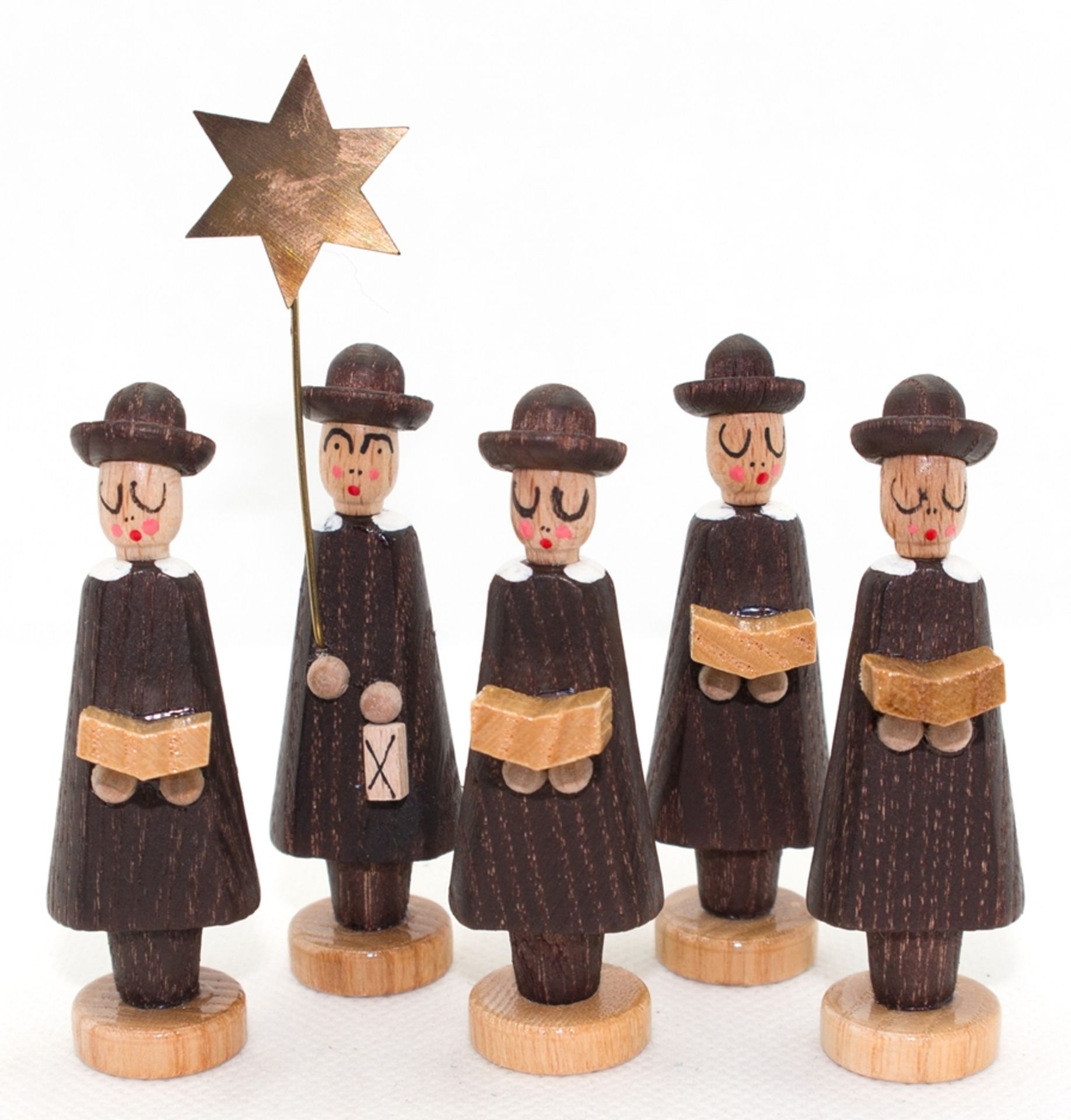 5 Weihnachtsfiguren aus dem Erzgebirge "Kurrende", 1980er Jahre, Holz gebeizt, H. 6,5 - 9 cm, in Or