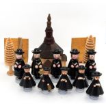 15 Weihnachtsfiguren aus dem Erzgebirge "Kurrende mit Erzgebirgsdorf", 1980er Jahre, Holz handbemal