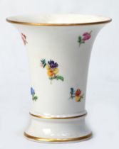 Meissen-Kratervase, Streublume mit Goldrand, kaum sichtbarer Glasurfehler, Schwertermarke mit 2 Sch