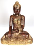Buddha, sitzend mit Erdberührungsgeste, Holz rotbraun gefaßt mit Goldstaffage, Saum besetzt mit Spi