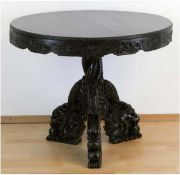 Tisch, China, dunkel gefaßt und reich beschnitzt, 3-passige Mittelsäule geschnitzt in Form von Drac