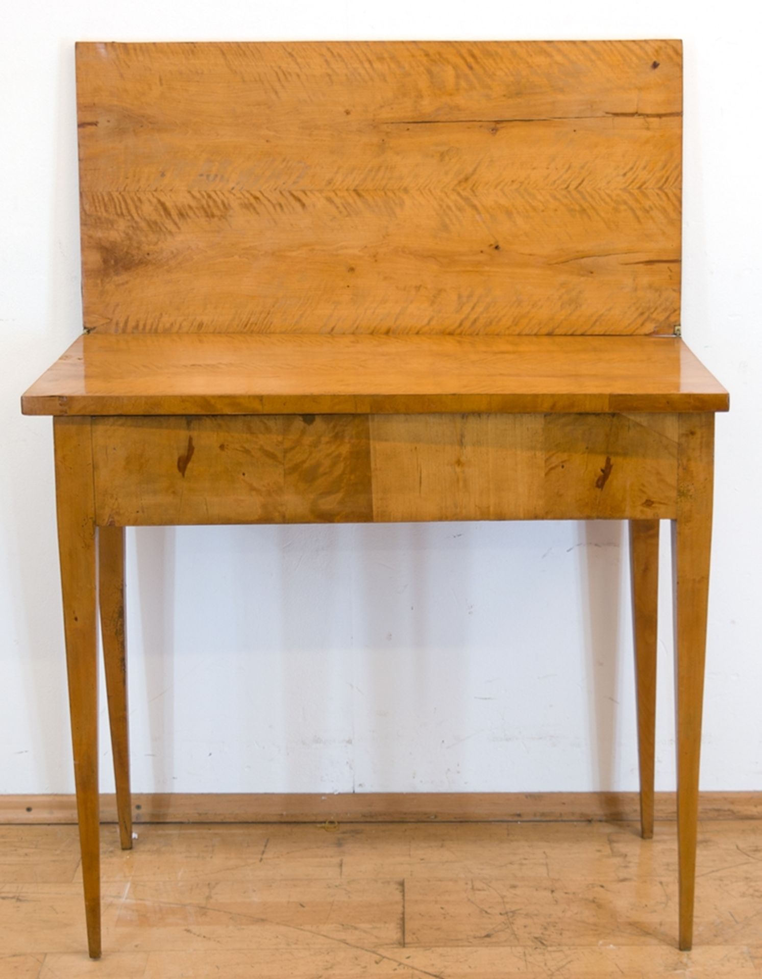 Biedermeier-Spieltisch, Birke, Platte ausklappbar und drehbar, auf 4 konischen Beinen, Gebrauchspur