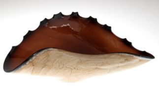 Schale in Form einer Muschel, Glas mit beigen und hellbraunen Einschmelzungen, innen dunkelrot über