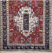 Kelim, Nordwest-Persien, rotgrundig mit zentralem Medaillon und Tiermotiven, 145x122 cm
