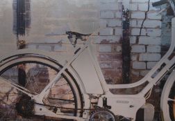 "Fahrrad an der Hauswand", Blechtafel mit Aufdruck, 90x120 cm