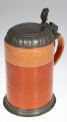 Walzenkrug, Keramik, braun/orange glasiert und Rillendekor, Zinn-Stand und Zinn-Deckel, Ges.-H. 25,
