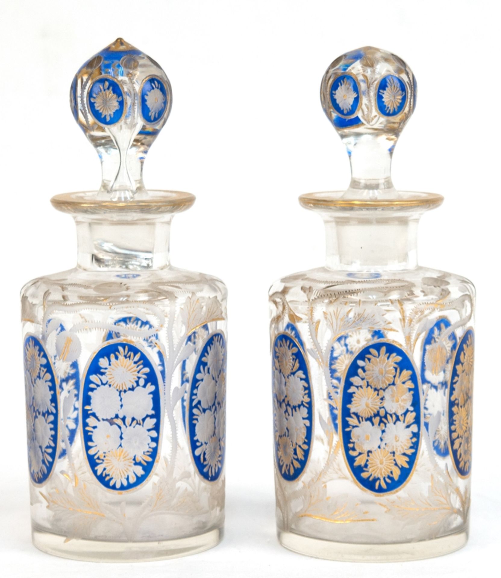 2 Biedermeier-Flakons, farbloses Glas z.T. blau lasiert und Goldstaffage (berieben), zylindrischer 