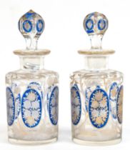 2 Biedermeier-Flakons, farbloses Glas z.T. blau lasiert und Goldstaffage (berieben), zylindrischer 