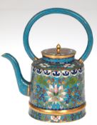 Cloisonné-Teekännchen, Mitte 20. Jh., Messing, blau emailliert mit polychromem Floral- und Ornament