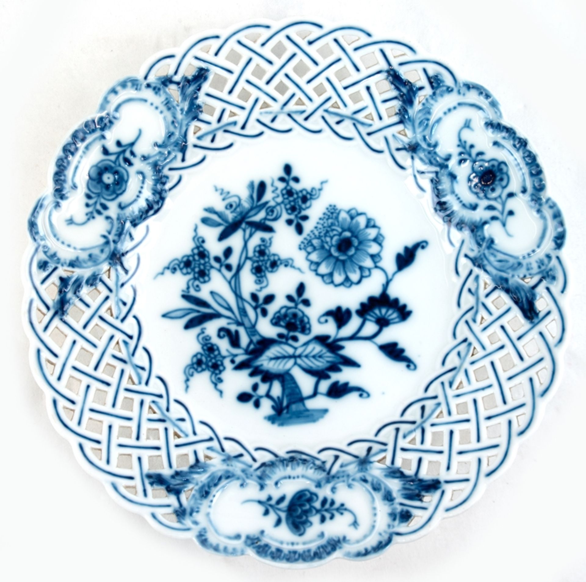 Meissen-Korbrandteller, 19. Jh., Zwiebelmuster, Rand mit Haarriß, 1. Wahl, Dm. 20,5 cm