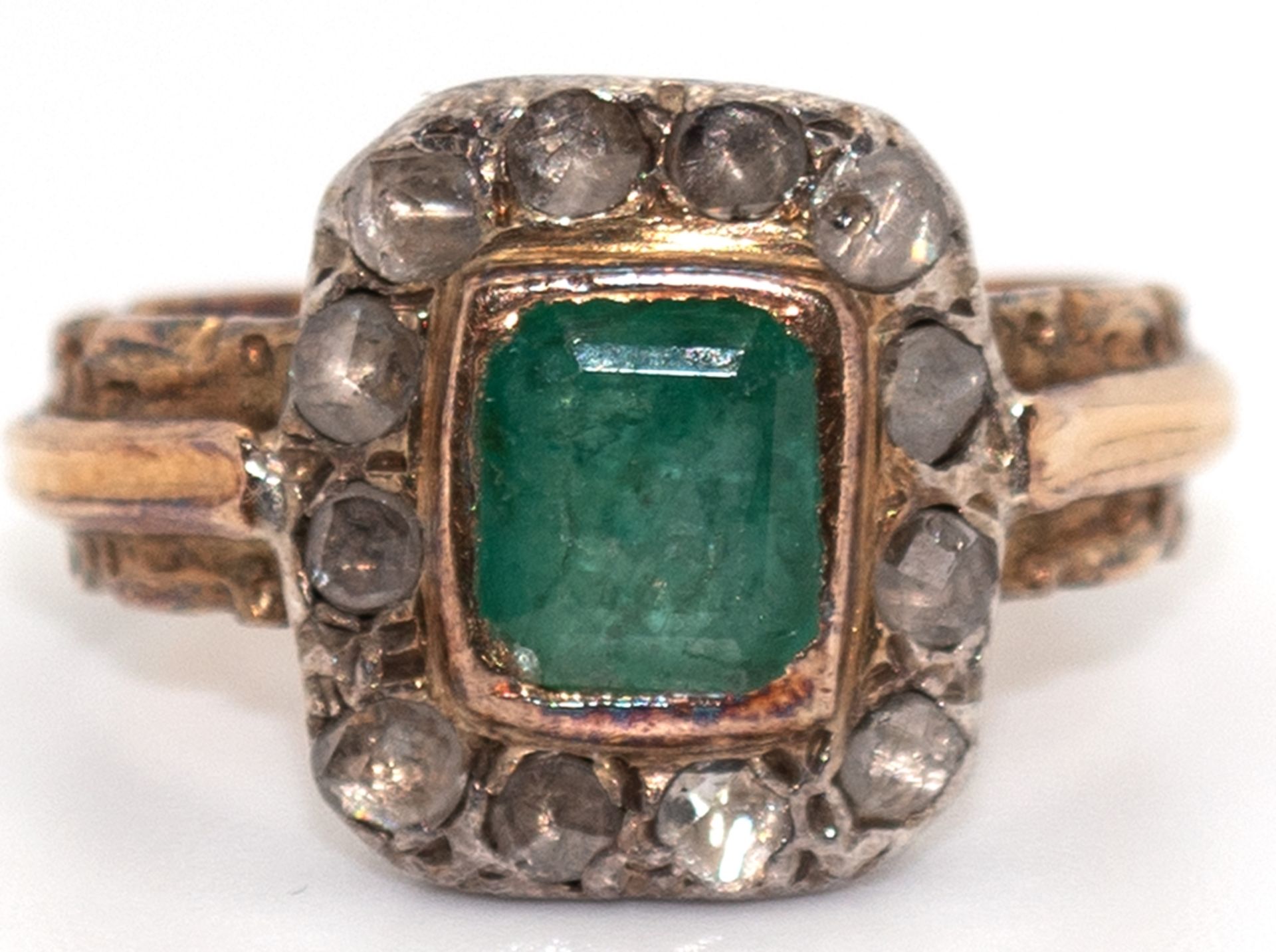 Smaragd- Diamantring, 750er GG, rechteckiger Smaragd, eingefasst von 12 Diamantrosen, reliefierte S