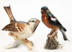 2 Vogel-Figuren, Göbel um 1960, dabei "Spatz auf Ast sitzend", H. 12 cm und "Buchfink auf Ast sitze