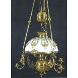 Petroleumdeckenlampe, Messing, ornamental reliefiert, Kugelgewicht zur Höhenverstellung, H. ca. 13
