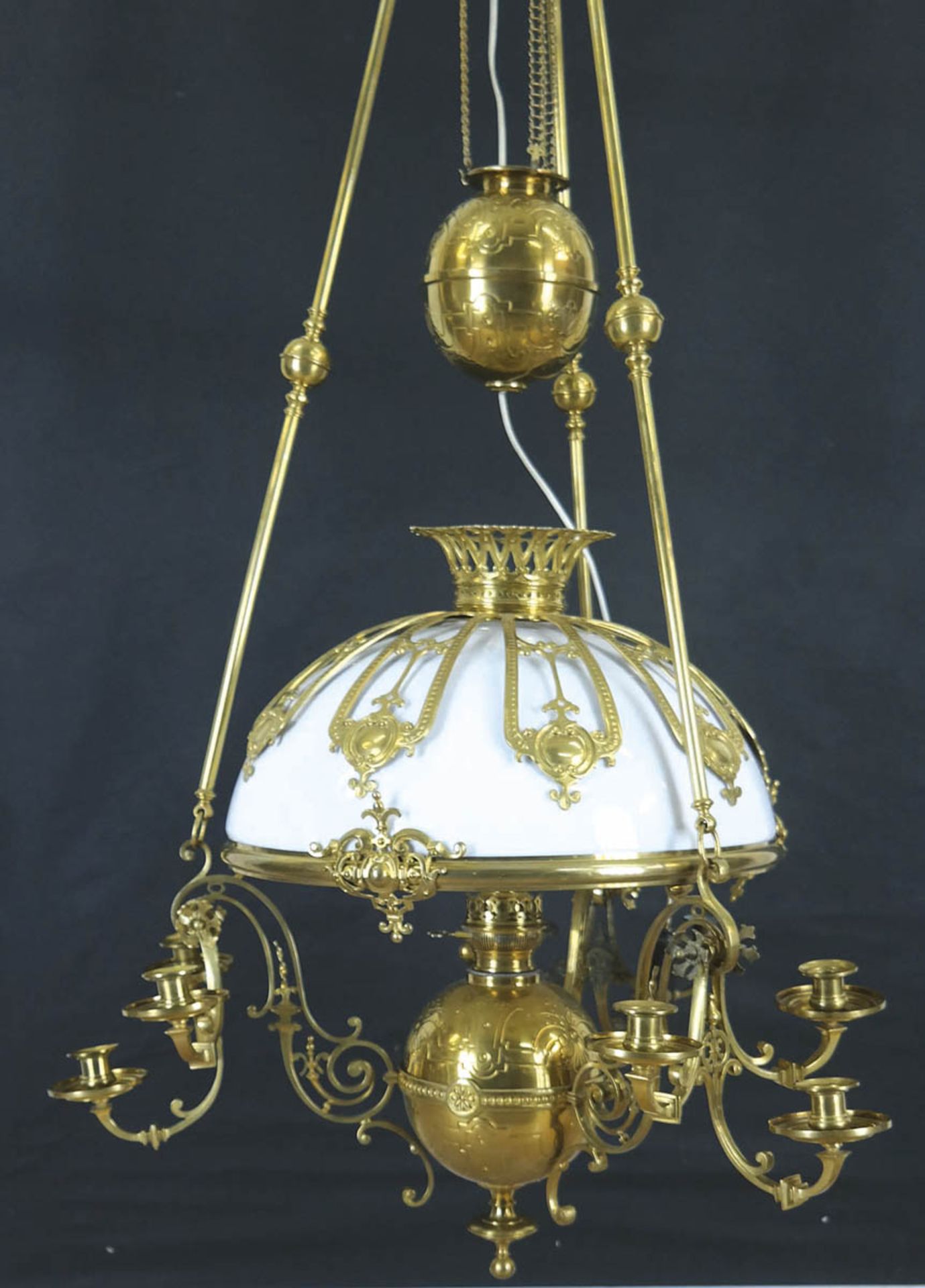 Petroleumdeckenlampe, Messing, ornamental reliefiert, Kugelgewicht zur Höhenverstellung, H. ca. 13