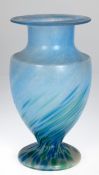 Vase, Anfang 20. Jh., Mattglas mit hellblauen, kornblumenblauen und grünen Einschmelzungen, Rundfuß