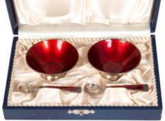 Paar Salieren mit Löffel, Dänemark, 925er Silber, Schaleninnerers und Löffelgriffe mit rotem Transl