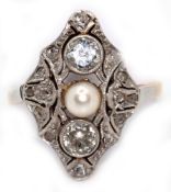 Art-Deco-Ring, 585er GG/WG, rautenförmiger, ornamental durchbrochener Ringkopf besetzt mit 2 Brilla