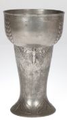 Jugendstil-Vase, Kayserzinn, Nr. 4310, Entwurf Hugo Leven, kelchförmig, umlaufend reliefierte Schme