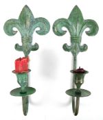 Paar Wand-Kerzenhalter, Metallguß, grün patiniert, verziert mit Bourbonen-Lilie, H. 25 cm