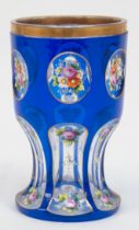 Fußbecher, farbloses Glas, z.T. blau überfangen, Facettenschliff, mit floraler Emailmalerei und Gol